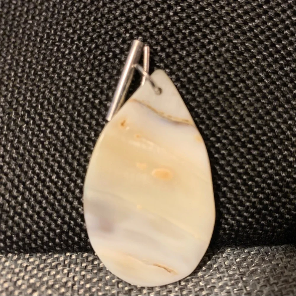 Shell Pendant - Picture 1 of 7